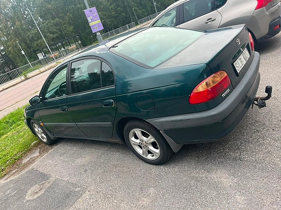 Toyota Avensis 2 of 4