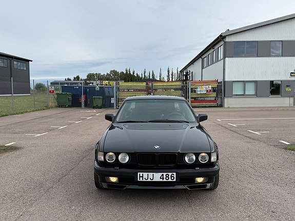 BMW 750i 6 of 11