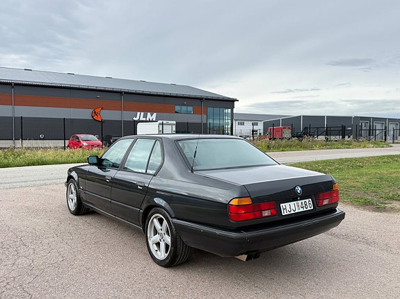 BMW 750i 4 of 5