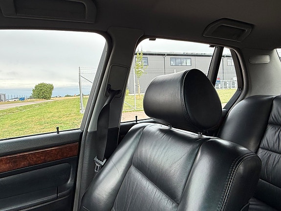 BMW 750i 10 of 11