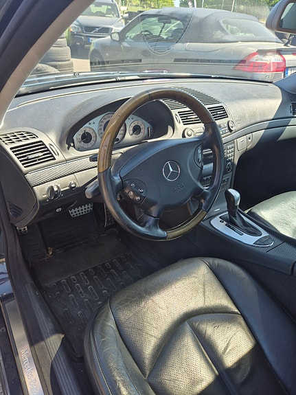 Mercedes-Benz E500 8 of 13