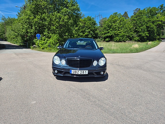 Mercedes-Benz E500 4 of 5