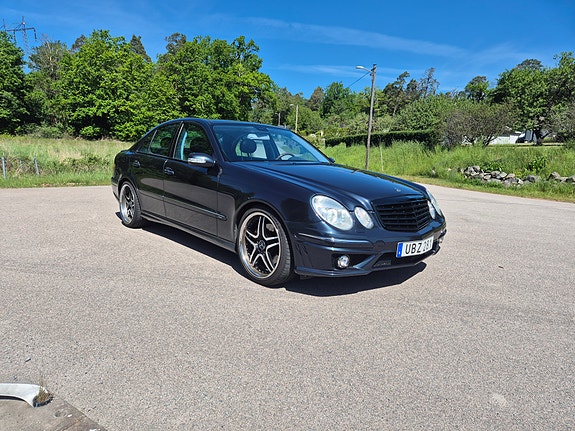 Mercedes-Benz E500 3 of 5
