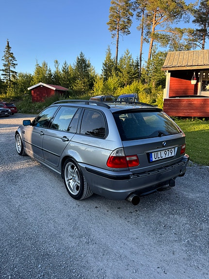BMW 320i 3 of 7