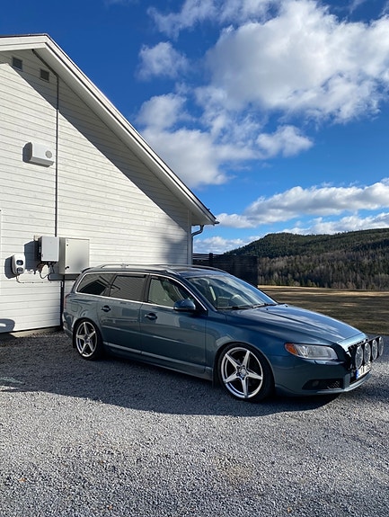 Volvo V70 2 of 4