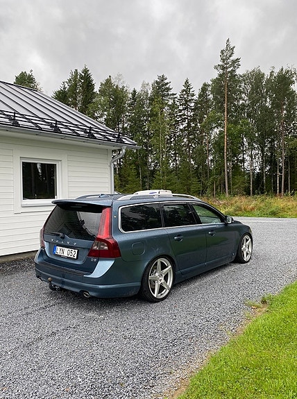 Volvo V70 3 of 4