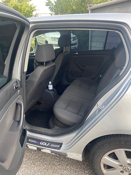 Volkswagen Golf V 8 of 8