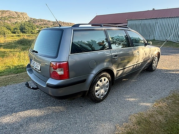 Volkswagen Passat 2 of 16