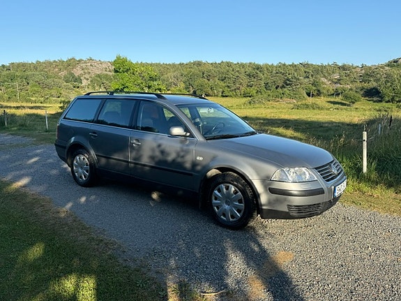 Volkswagen Passat 3 of 16