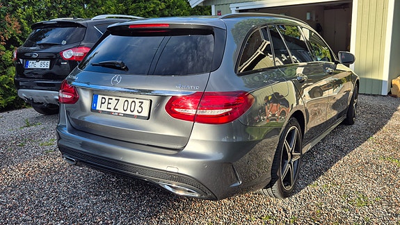 Mercedes-Benz C220 4 of 5