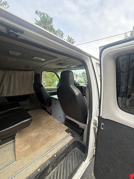 Ford E-350 3 of 5