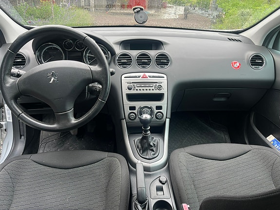 Peugeot 308 SW 2 of 5