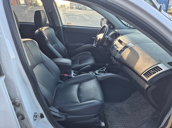 Mitsubishi Outlander 2 of 5