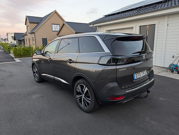 Peugeot 5008 2 of 5