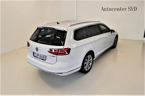 Volkswagen Passat 9 of 28