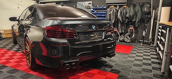 BMW M5 3 of 5