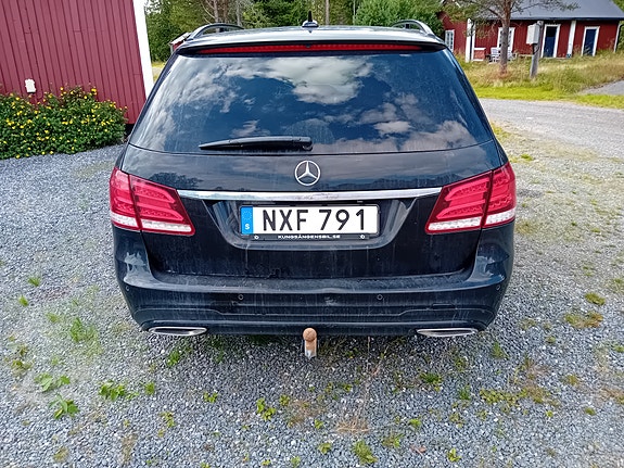 Mercedes-Benz E220 4 of 5