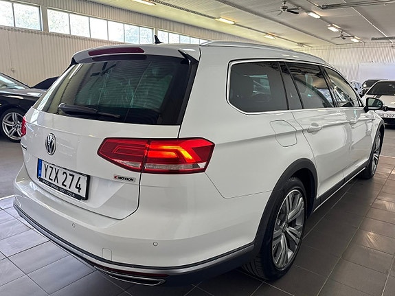 Volkswagen Passat Alltrack 3 of 26