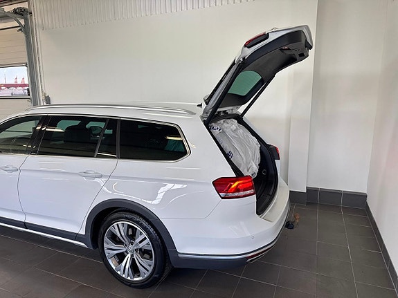 Volkswagen Passat Alltrack 4 of 26