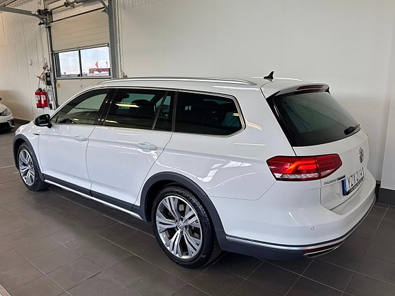 Volkswagen Passat Alltrack 2 of 26