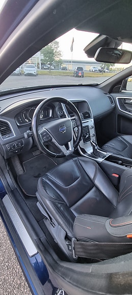 Volvo XC60 8 of 12