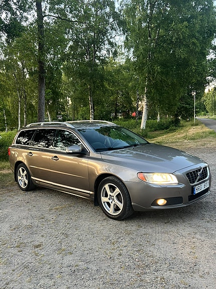 Volvo V70 2 of 13
