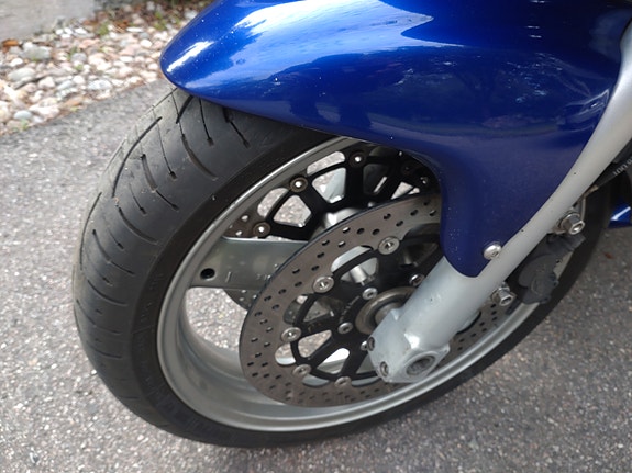 Triumph 955i Sprint ST 7 of 11
