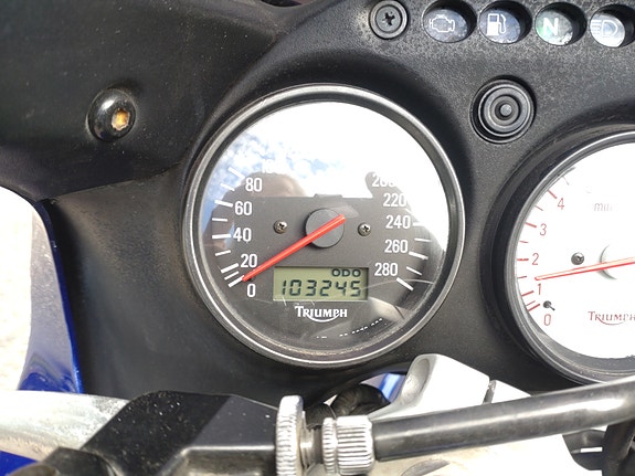 Triumph 955i Sprint ST 6 of 11