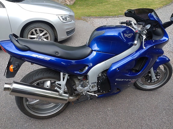 Triumph 955i Sprint ST 2 of 11