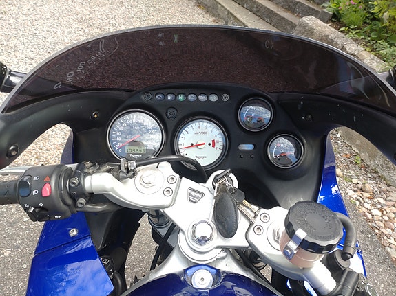 Triumph 955i Sprint ST 5 of 11