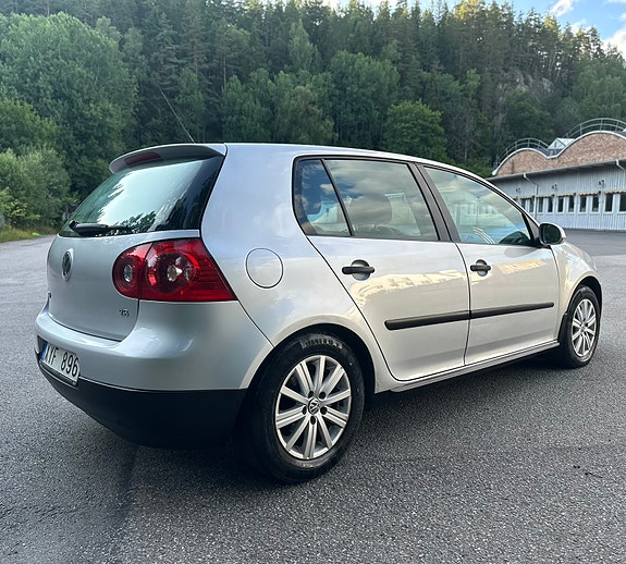 Volkswagen Golf V 4 of 5