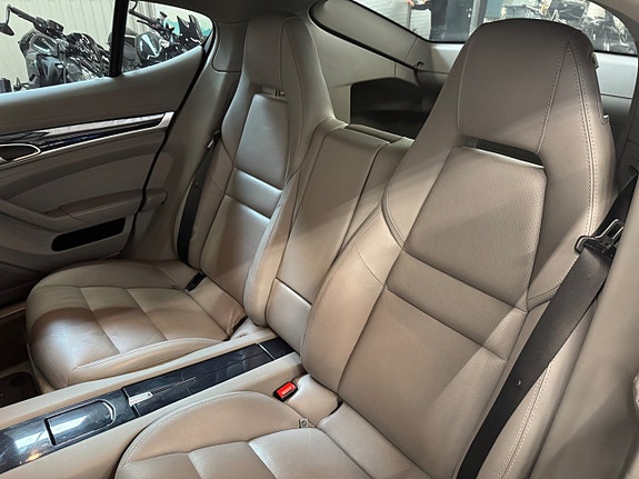 Porsche Panamera 4 13 of 21