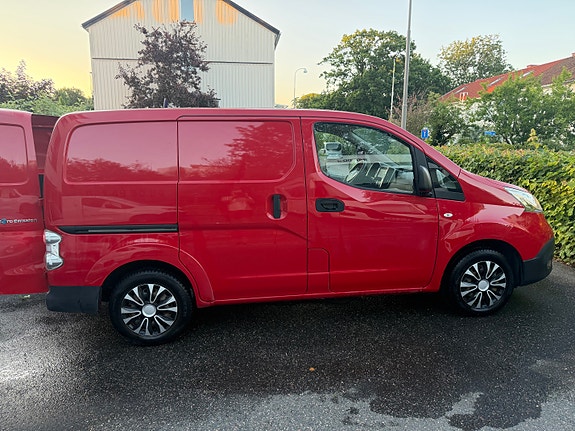 Nissan e-NV200 2 of 5