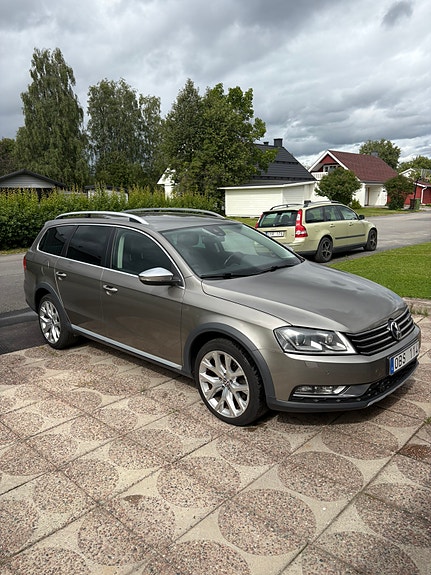Volkswagen Passat Alltrack 2 of 12