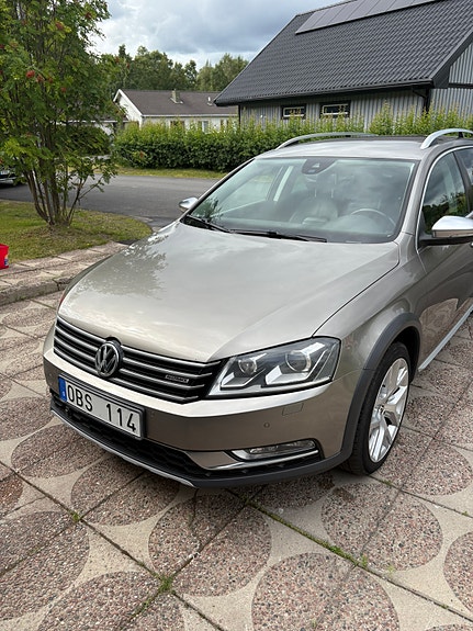 Volkswagen Passat Alltrack 3 of 12