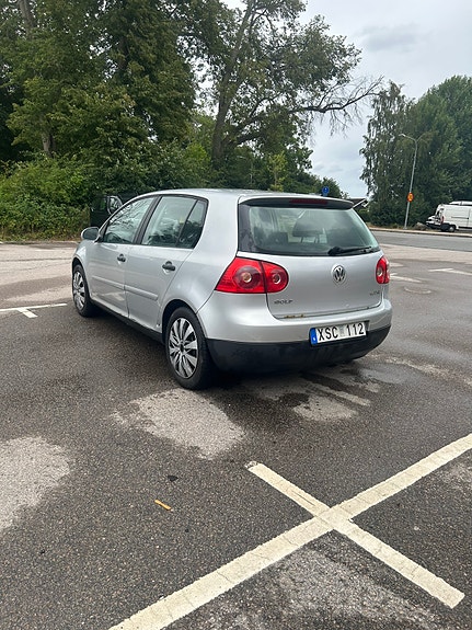 Volkswagen Golf V 2 of 5