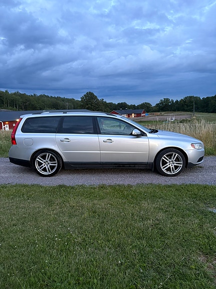 Volvo V70 3 of 7