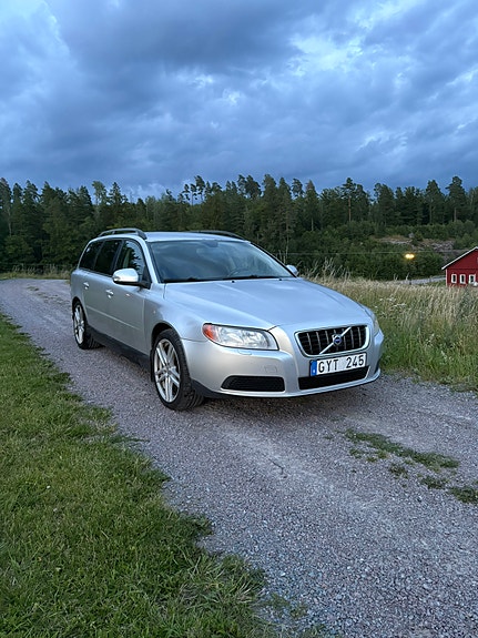 Volvo V70 2 of 7