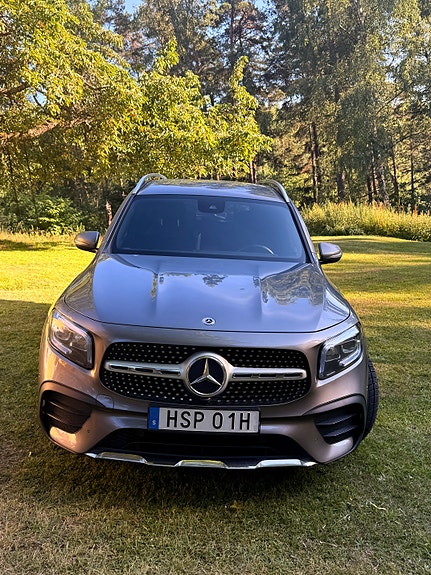 Mercedes-Benz GLB200 d 2 of 5