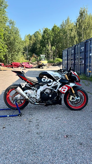 Aprilia Tuono V4 Factory 5 of 5