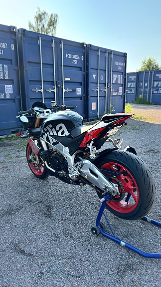 Aprilia Tuono V4 Factory 3 of 5