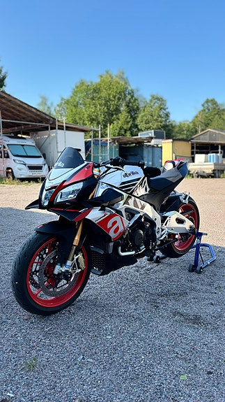 Aprilia Tuono V4 Factory 4 of 5