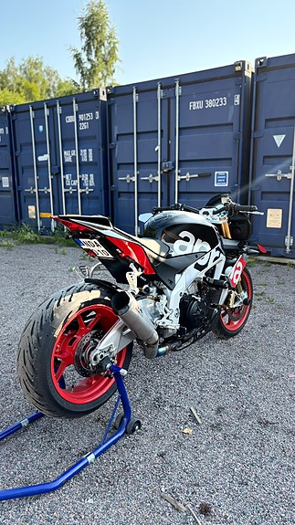 Aprilia Tuono V4 Factory 2 of 5