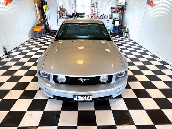 Ford Mustang 4 of 5