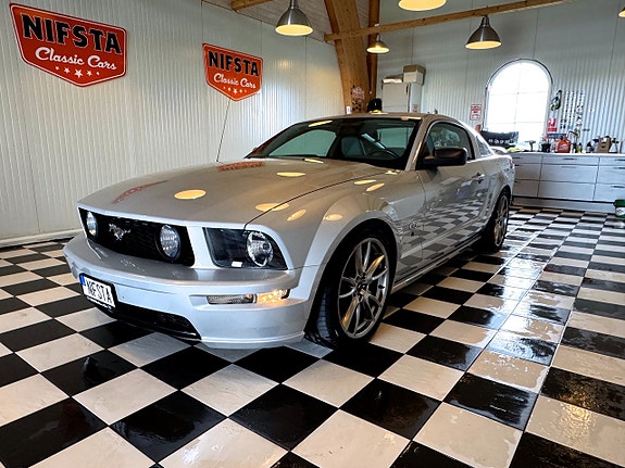 Ford Mustang 2 of 5