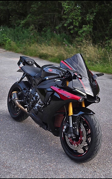 Yamaha R1 3 of 5