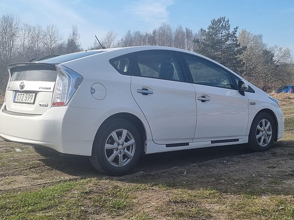 Toyota Prius Plug-in Hybrid 3 of 5