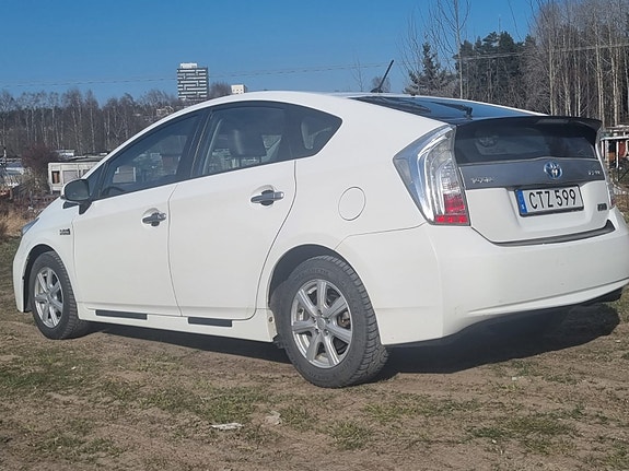 Toyota Prius Plug-in Hybrid 2 of 5