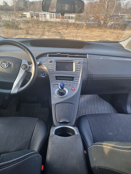 Toyota Prius Plug-in Hybrid 4 of 5