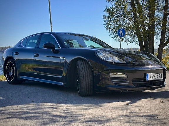 Porsche Panamera 4S 2 of 5
